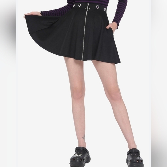Hot Topic Dresses & Skirts - Hot Topic - Black Grommet O Ring Skater Skirt Pockets EUC Sz.Large